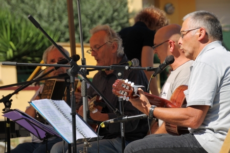 El grup "Sí senyor" interpretant l'himne d'Aragó