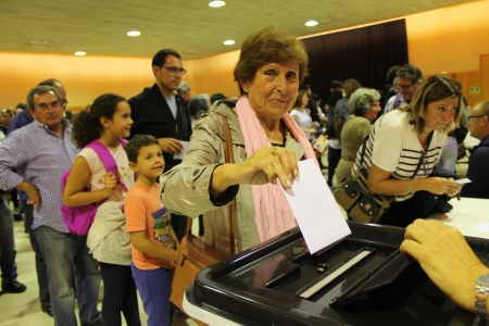 Gent de totes les edats va venir a votar