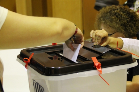 Les urnes i les paperetes no van faltar a La Fàbrica