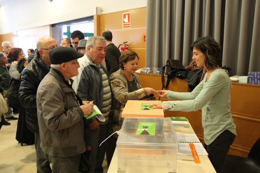 Ciutadans i ciutadanes de Santa Eulàlia fent cua per dipositar la seva butlleta