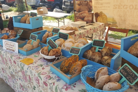 Una vintena de parades van vendre productes alimentaris de proximitat
