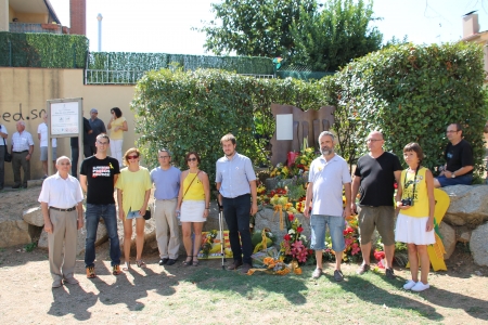 Representants de l'Ajuntament durant l'ofrena floral