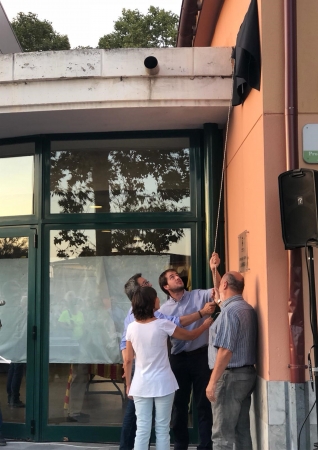 L'alcalde i diversos regidors de l'Ajuntament, descobrint la placa