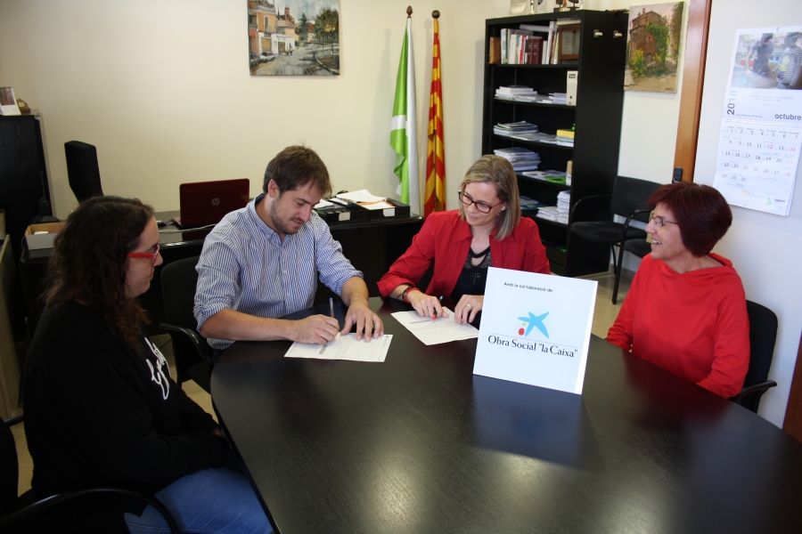 Bonet i Aguilera, al centre de la imatge, signant l'acord