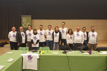 Els regidors de l'arc municipal amb la samarreta 'No en deixem passar ni una'
