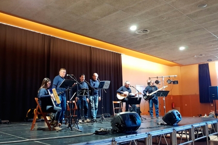 El grup Nous Indrets cantant havaneres