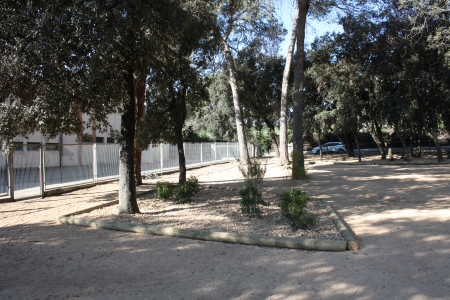 Instal·lació de les noves jardineres al bosc de l'escola Ronçana