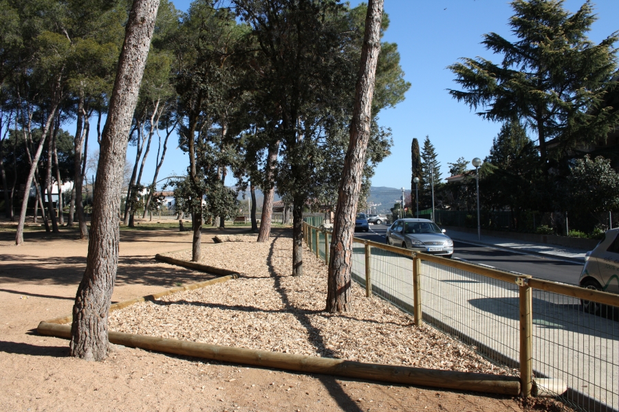 Instal·lació de les noves jardineres al bosc de l'escola Ronçana