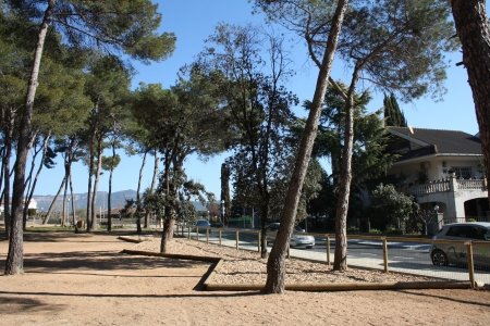 Instal·lació de les noves jardineres al bosc de l'escola Ronçana