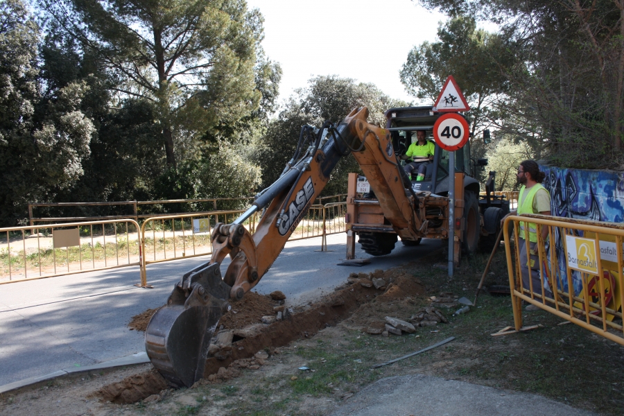 Obres per a la insta·lació d'enllumenat al Camí de la Rovira