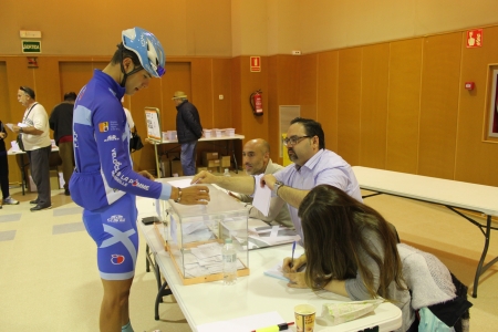 Un dels votants, vestit de ciclista