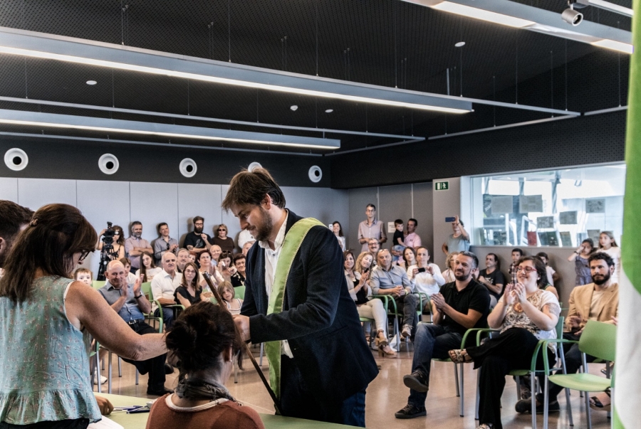 Francesc Bonet rebent la vara d'alcalde de Santa Eulàlia