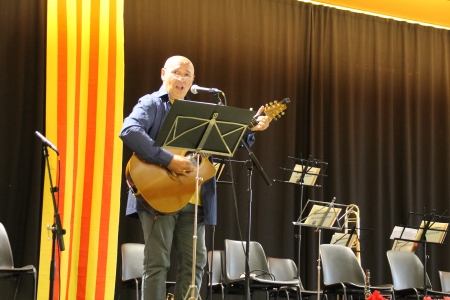 Actuació musical de "Les quatre banderes", amb Toni Casanovas