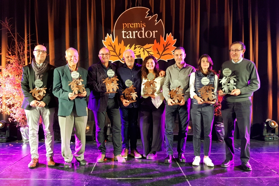 Fotografia de família dels guanyadors dels Premis Tardor 2019