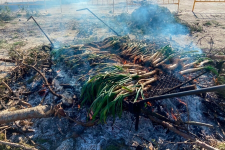 Cocció dels calçots a l'exterior de La Fàbrica