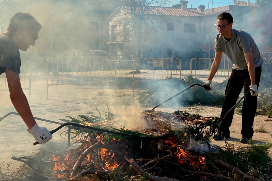 Cocció dels calçots a l'exterior de La Fàbrica